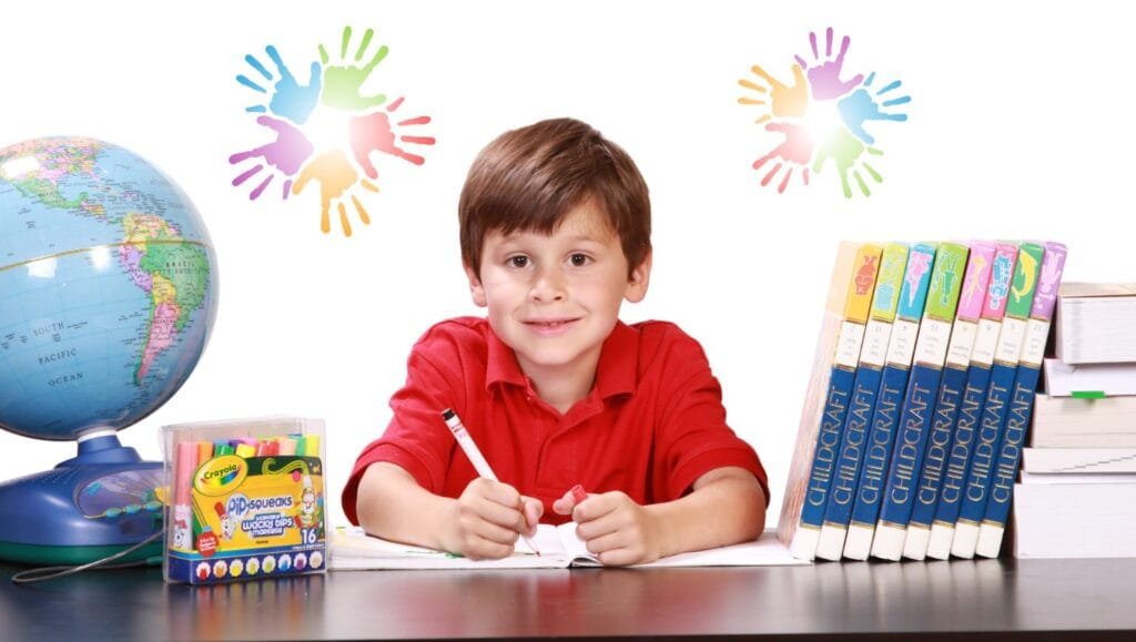 um menino neurodivergente estudando artes