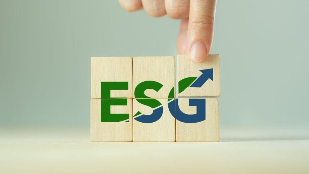 Uma mão segurando uma placa com os dizeres ESG