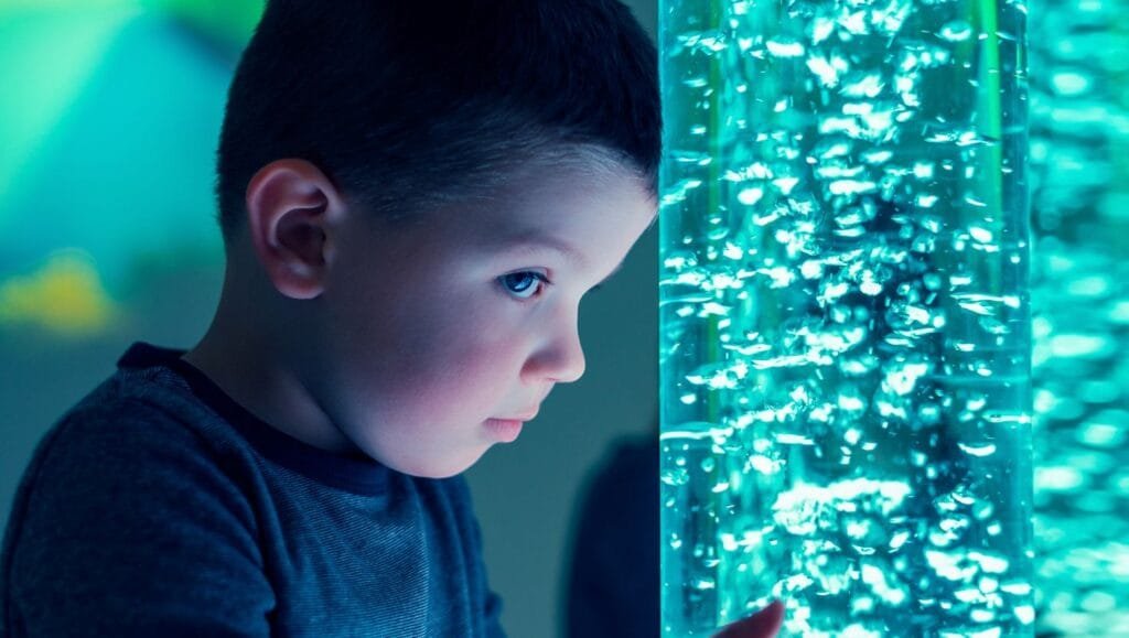 uma criança neurodivergente tendo uma experiência sensorial